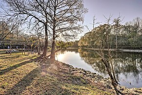 Fort White Retreat: Deck & River Access!