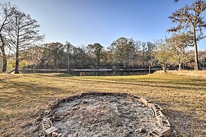 Fort White Retreat: Deck & River Access!