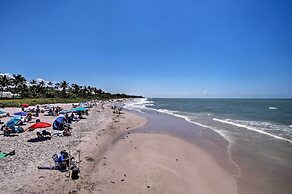 Relaxing Waterfront 2-story Retreat w/ Pool Access