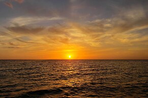 Relaxing Waterfront 2-story Retreat w/ Pool Access