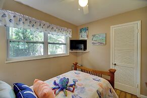 Satellite Beach 'sunshine House' w/ Hot Tub!