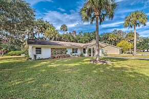 Sunny Crystal River Home w/ Screened-in Porch