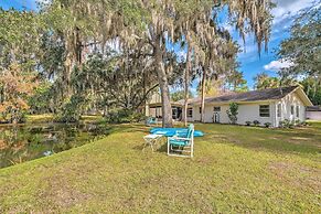 Sunny Crystal River Home w/ Screened-in Porch