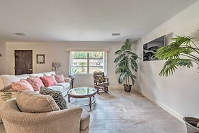 Sunny Crystal River Home w/ Screened-in Porch