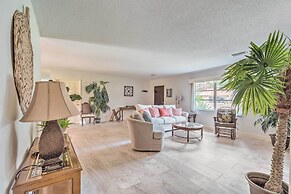 Sunny Crystal River Home w/ Screened-in Porch