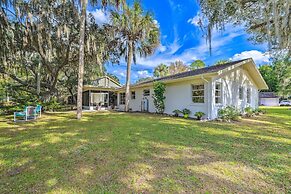 Sunny Crystal River Home w/ Screened-in Porch
