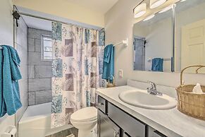 Sunny Crystal River Home w/ Screened-in Porch