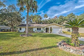 Sunny Crystal River Home w/ Screened-in Porch