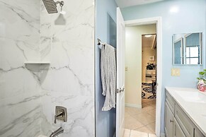 Stunning Retreat ~ 3 Miles to Pier!