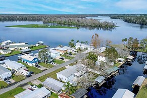 Sunny Waterfront Welaka Home w/ Private Dock!