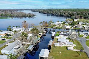 Sunny Waterfront Welaka Home w/ Private Dock!