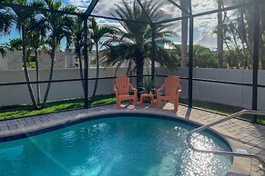 Hot Tub & Pool: Tropical Retreat in Cape Coral!