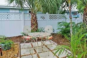Tropical Cottage < 2 Mi to Hobe Sound Beach!