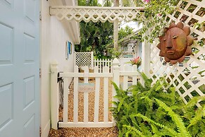 Tropical Cottage < 2 Mi to Hobe Sound Beach!