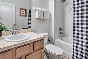 Kissimmee Townhome w/ Pool Access ~ 7 Mi to Disney