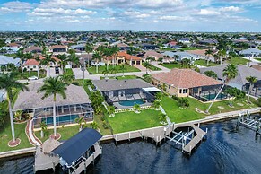 Private Pool: Modern Canalfront Home in Cape Coral