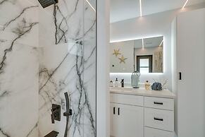 Private Pool: Modern Canalfront Home in Cape Coral