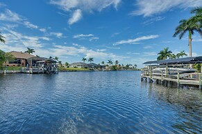 Private Pool: Modern Canalfront Home in Cape Coral