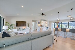 Private Pool: Modern Canalfront Home in Cape Coral