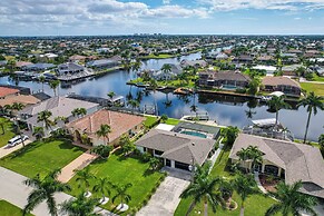 Private Pool: Modern Canalfront Home in Cape Coral