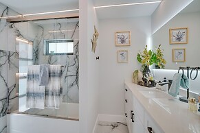 Private Pool: Modern Canalfront Home in Cape Coral