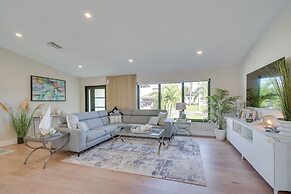 Private Pool: Modern Canalfront Home in Cape Coral