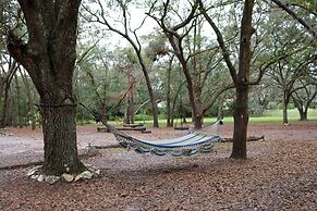 Valrico Retreat w/ Fire Pit ~ 18 Mi to Tampa!