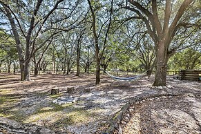 Valrico Retreat w/ Fire Pit ~ 18 Mi to Tampa!
