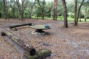 Valrico Retreat w/ Fire Pit ~ 18 Mi to Tampa!