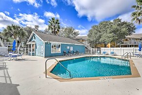 < 8 Mi to Disney: Getaway w/ Deck in Kissimmee!