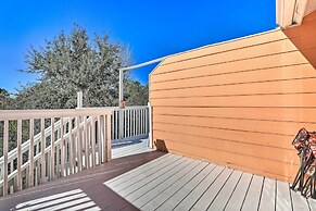 < 8 Mi to Disney: Getaway w/ Deck in Kissimmee!