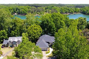 Seasonal Beach + Boat Dock: Lake Hartwell Home!