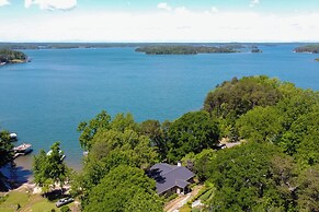 Seasonal Beach + Boat Dock: Lake Hartwell Home!