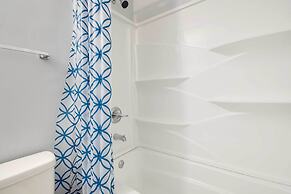 2 Mi to Barefoot Landing: Family Retreat