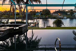 Waterfront Pool & Spa: Relaxing Cape Coral Retreat