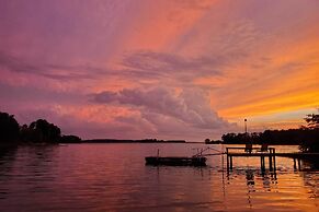Adorable Lakefront Cottage w/ Dock & Grill!