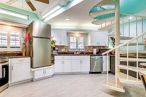 Breezy White Sands House Steps to Gulf Shore!