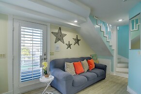 Breezy White Sands House Steps to Gulf Shore!
