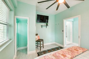 Breezy White Sands House Steps to Gulf Shore!