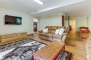 Charming Lake Hartwell Retreat w/ Game Room