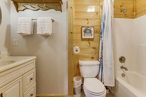 Charming Lake Hartwell Retreat w/ Game Room