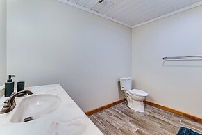 Charming Lake Hartwell Retreat w/ Game Room