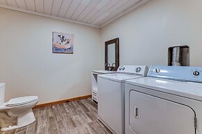 Charming Lake Hartwell Retreat w/ Game Room