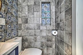 1 Mi to Deerfield Beach: Stylish Studio w/ Pool!