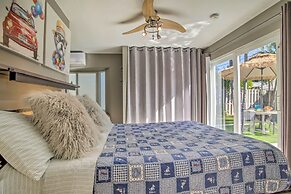 1 Mi to Deerfield Beach: Stylish Studio w/ Pool!