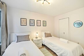 Chic Kissimmee Townhome: 4 Mi to Disney!