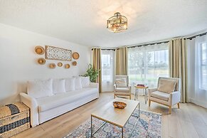 Chic Kissimmee Townhome: 4 Mi to Disney!