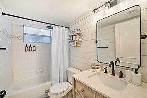 Chic Kissimmee Townhome: 4 Mi to Disney!