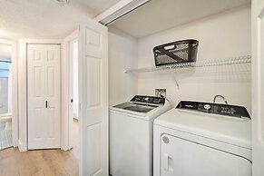 Chic Kissimmee Townhome: 4 Mi to Disney!