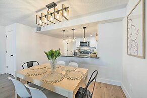 Chic Kissimmee Townhome: 4 Mi to Disney!